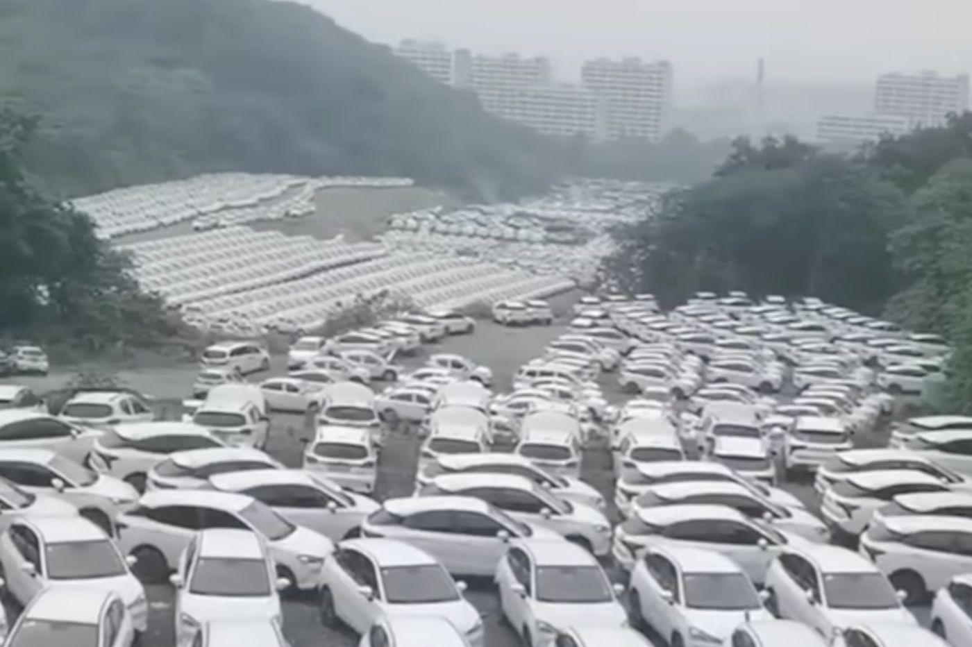 Des cimetières de voitures électriques neuves en plein cœur de la Chine