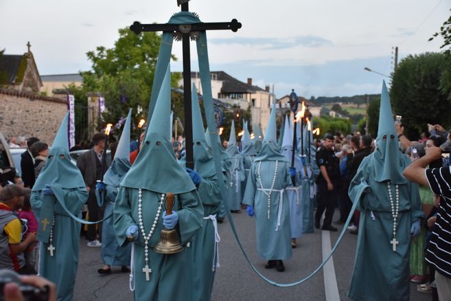 Ostensions : à Saint-Junien, la nuit venue, les pénitents battent le pavé