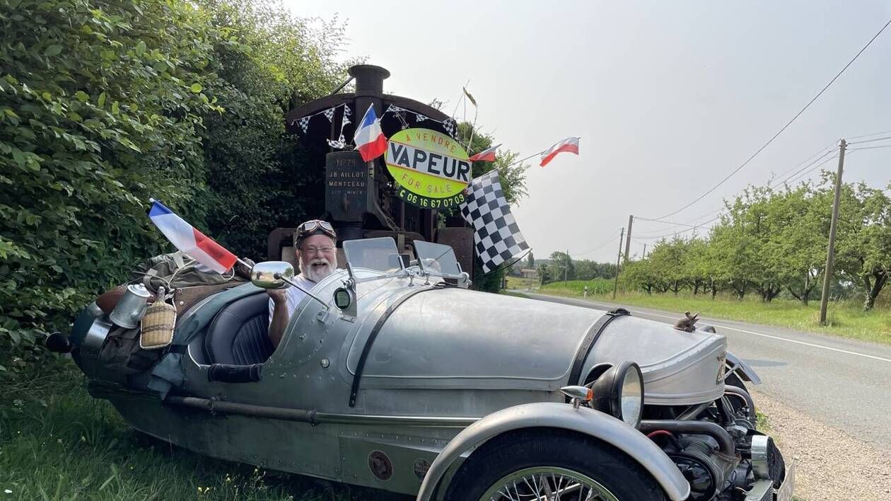 " On me prend souvent pour un fou " : ce collectionneur vend sa locomotive routière devant chez lui