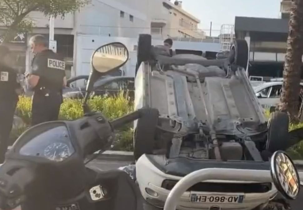 Voiture sur le toit à Cagnes après avoir échappé aux gendarmes: les deux suspects relâchés, le conducteur toujours recherché