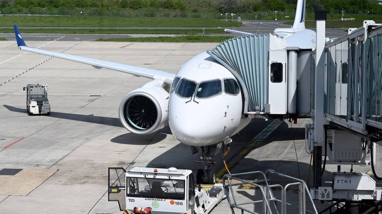 Deux passagères en viennent aux mains pour " un verre renversé ", l’avion atterrit en urgence