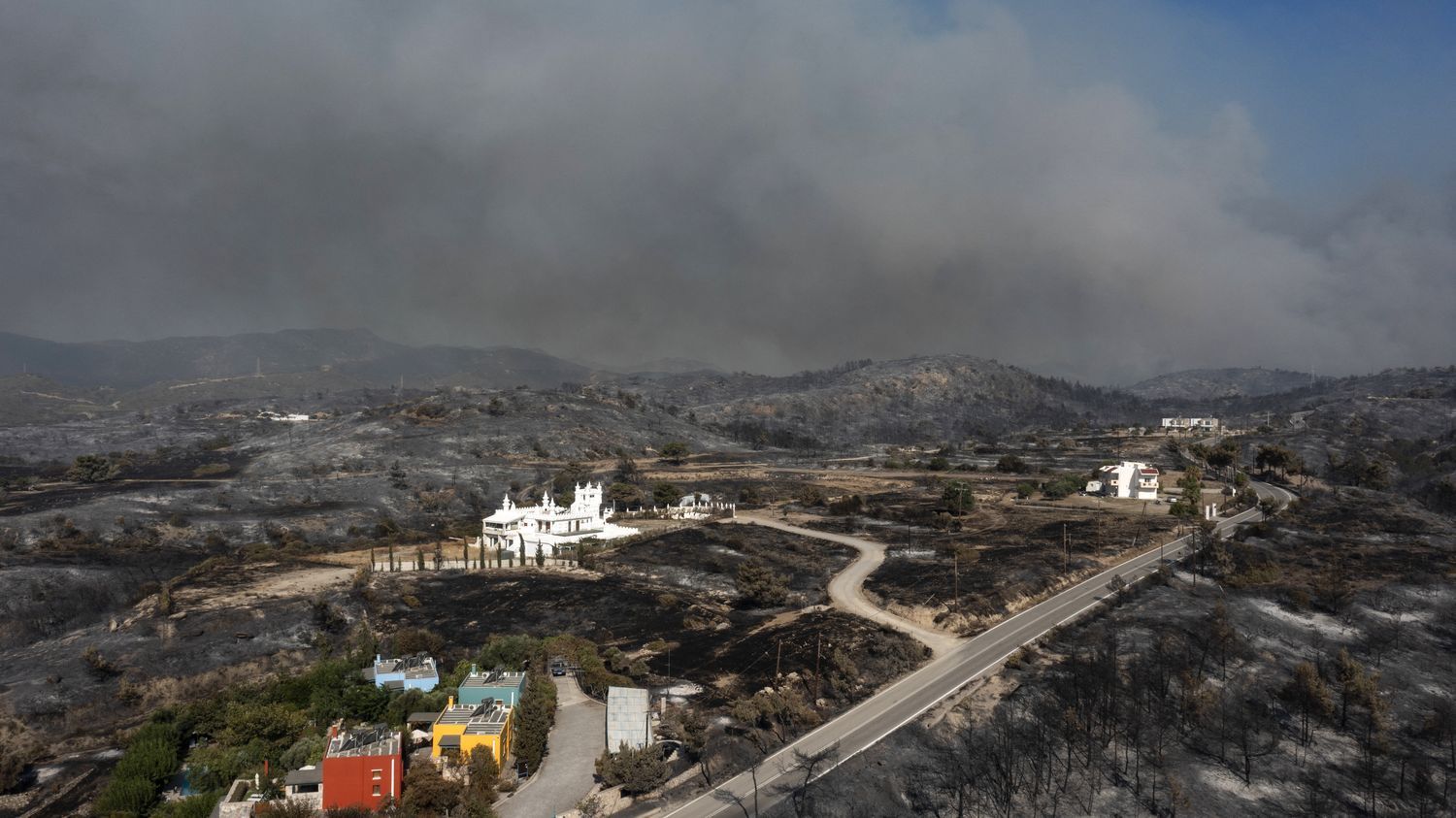 Incendies en Grèce : près de 2 500 personnes évacuées sur l'île touristique de Corfou