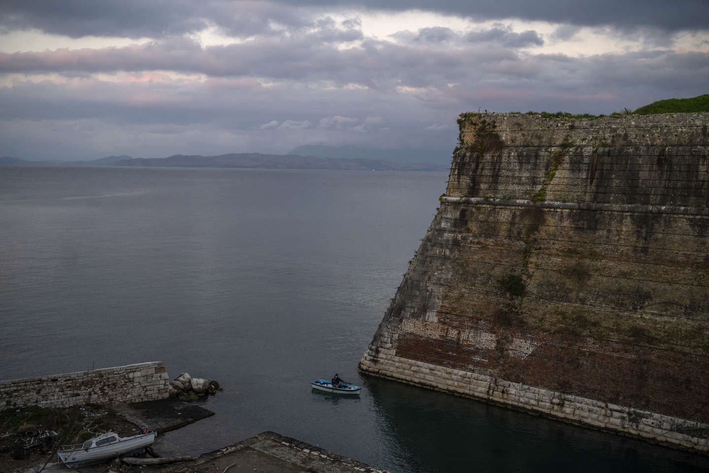 Le feu brûle toujours en Grèce : près de 2 500 personnes évacuées par précaution sur l’île touristique de Corfou