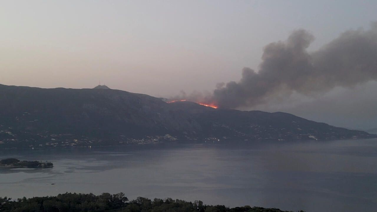 Incendies en Grèce : des milliers de touristes évacués dans le chaos à Rhodes et à Corfou