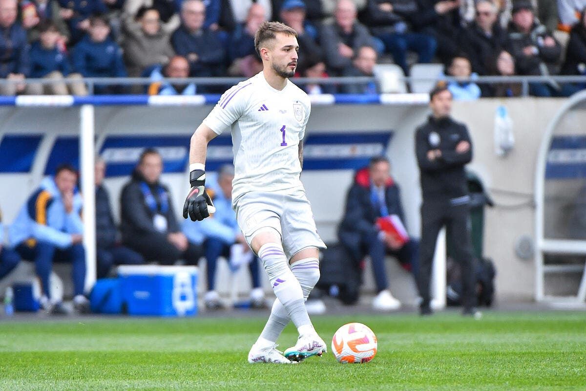 Arnau Tenas, le gardien des Espoirs espagnols proche du PSG ‍!