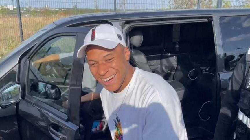 Mbappé tout sourire avec les supporters parisiens