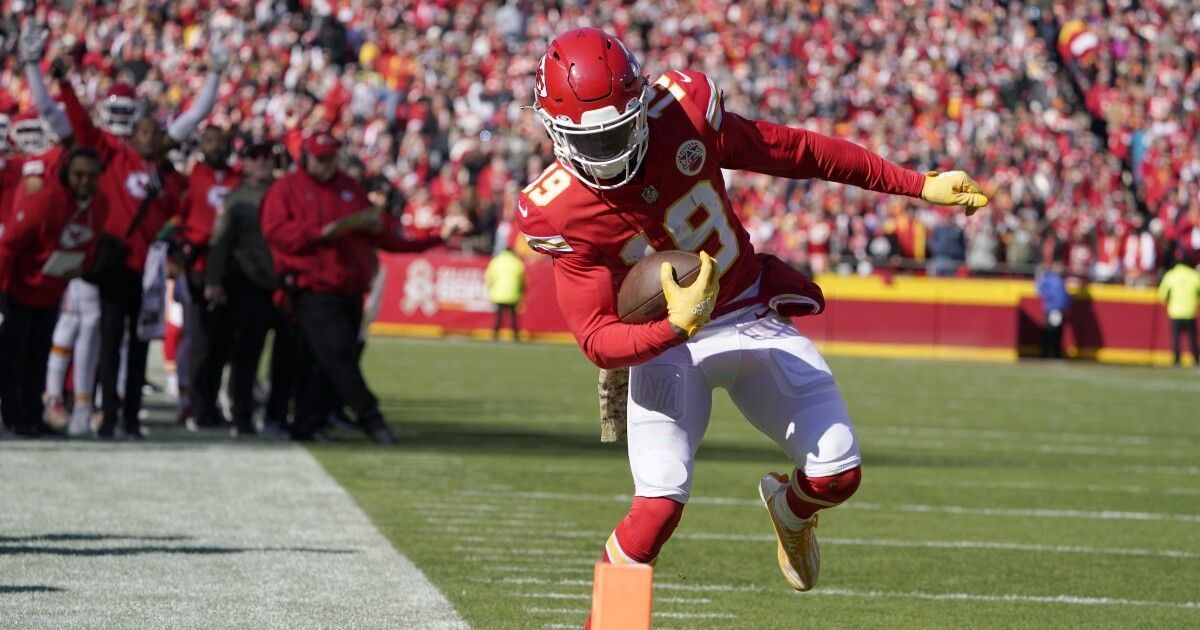 Chiefs WR Kadarius Toney gently corrects Adam Schefter's injury report