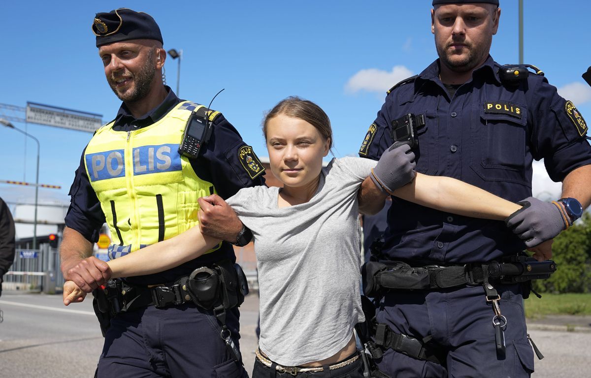 Greta Thunberg délogée d’une manifestation par la police pour le climat, quelques heures après son procès