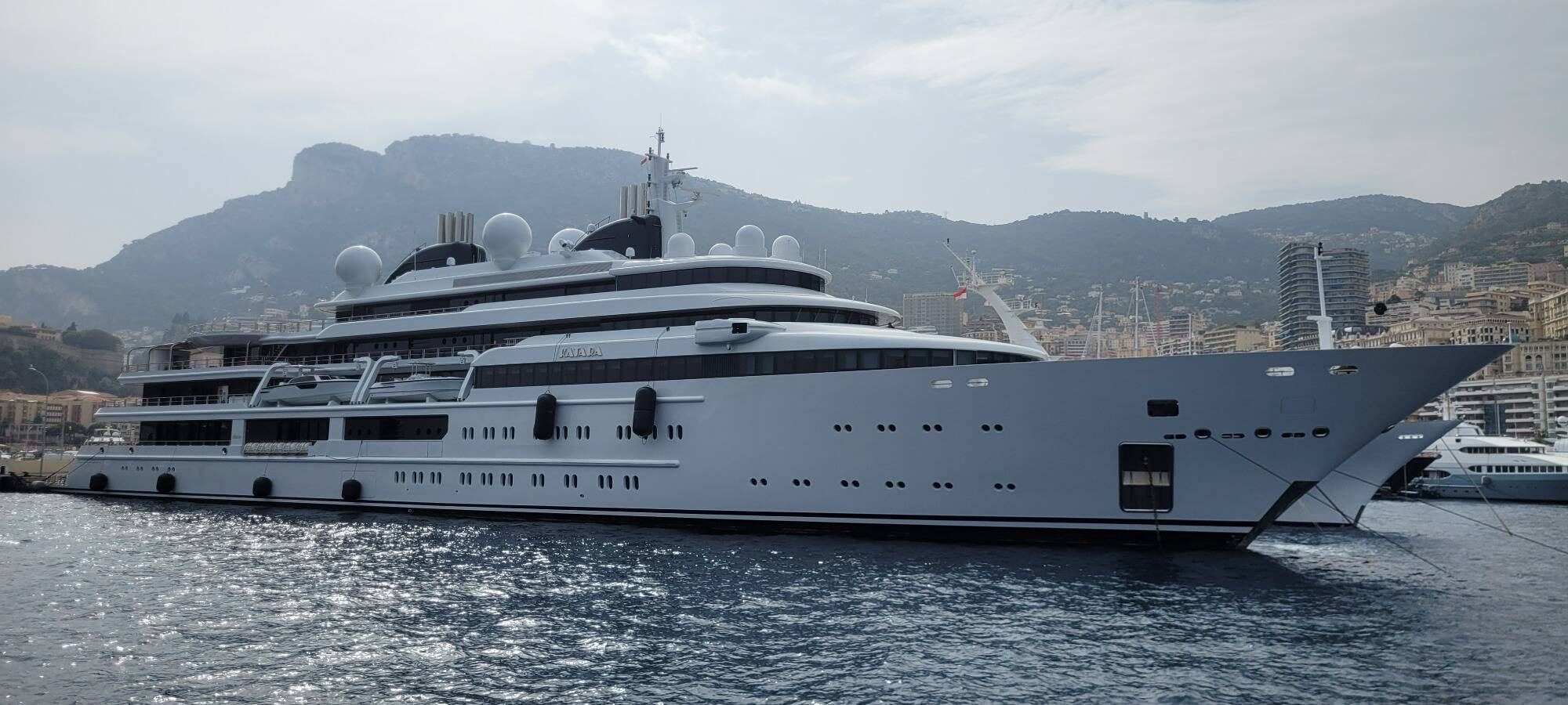 L'un des plus grands yachts du monde aperçu dans le port de Monaco