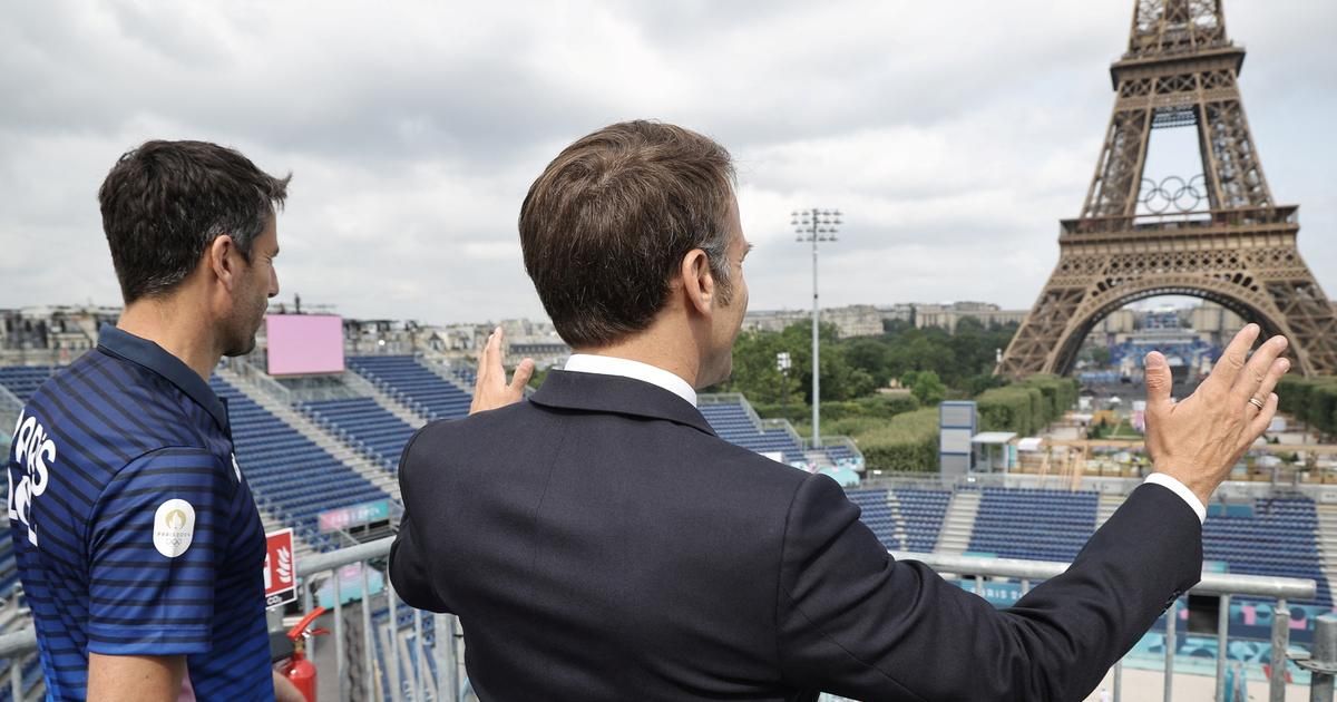 JO Paris 2024 : selfies, panorama et pieds dans le sable... Emmanuel Macron comblé par sa visite du Stade Tour Eiffel