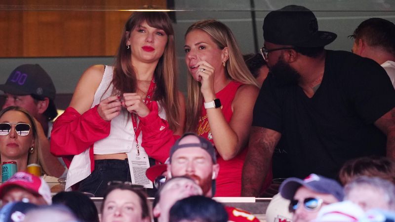 Taylor Swift cheers on Travis Kelce at Kansas City Chiefs game