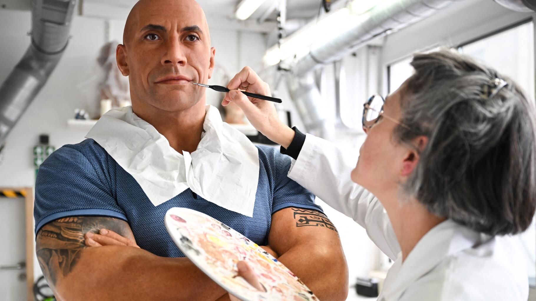 The Rock au musée Grévin : voici à quoi ressemble la statue de Dwayne Johnson après retouches