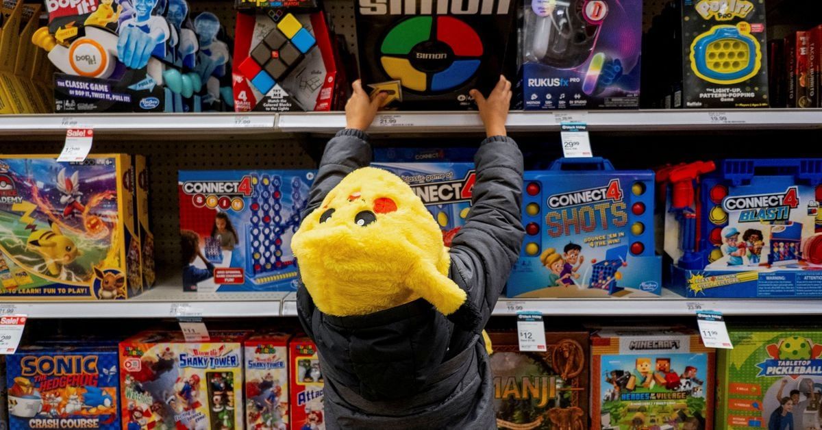 US shoppers set for cheapest holiday toys, coats and dresses in years