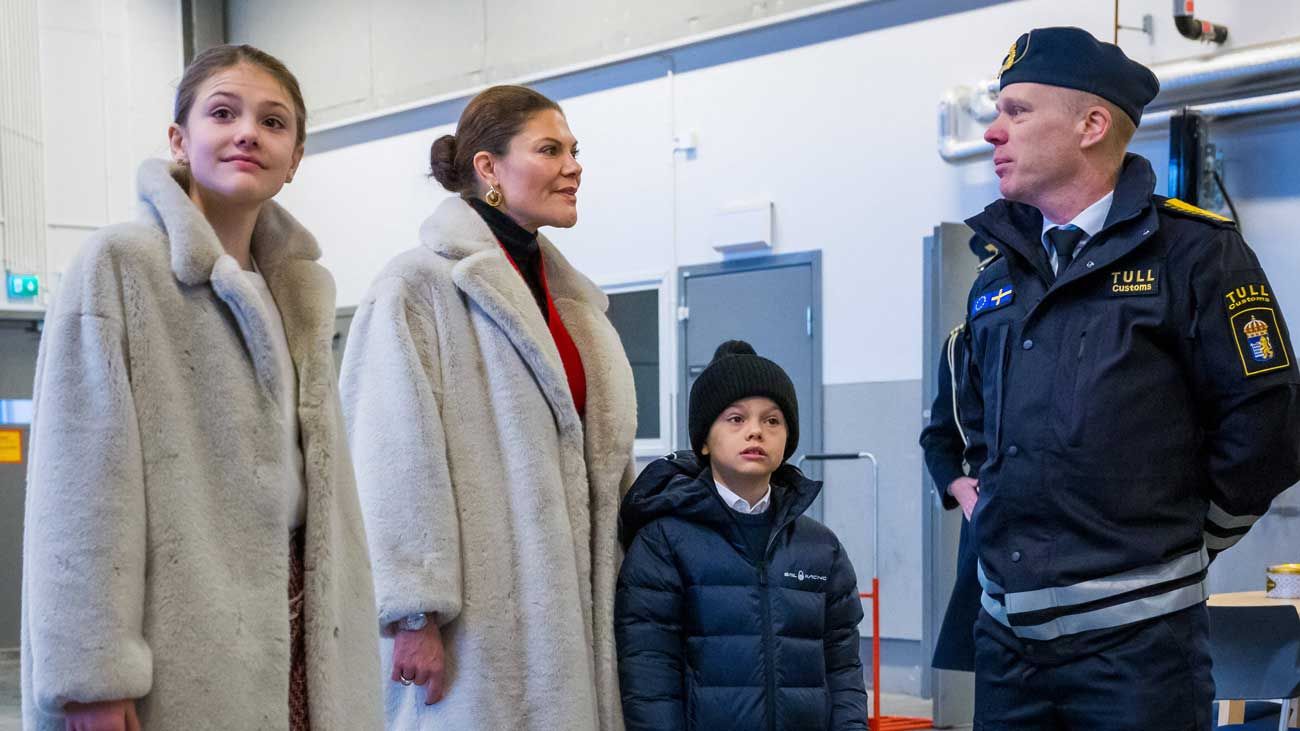 La princesse Estelle et le prince Oscar accompagnent leurs parents auprès des douaniers la veille de Noël