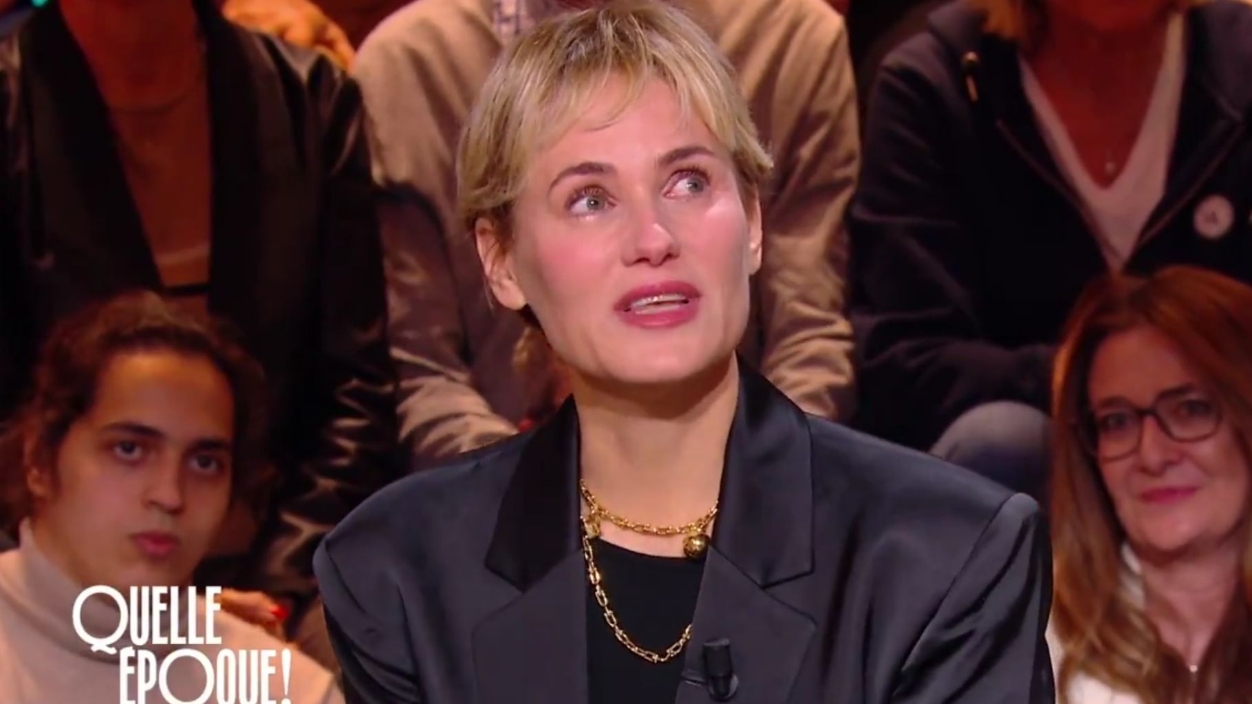 Judith Godrèche en larme sur le plateau de " Quelle Époque " face à une séquence d’elle jeune