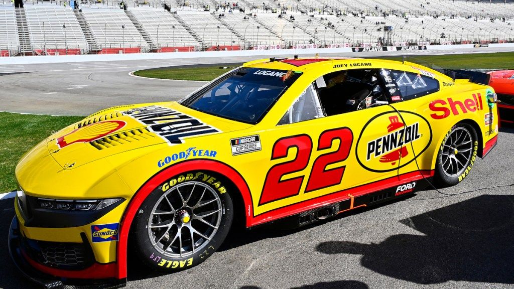 Logano to start from rear at Atlanta due to illegal gloves