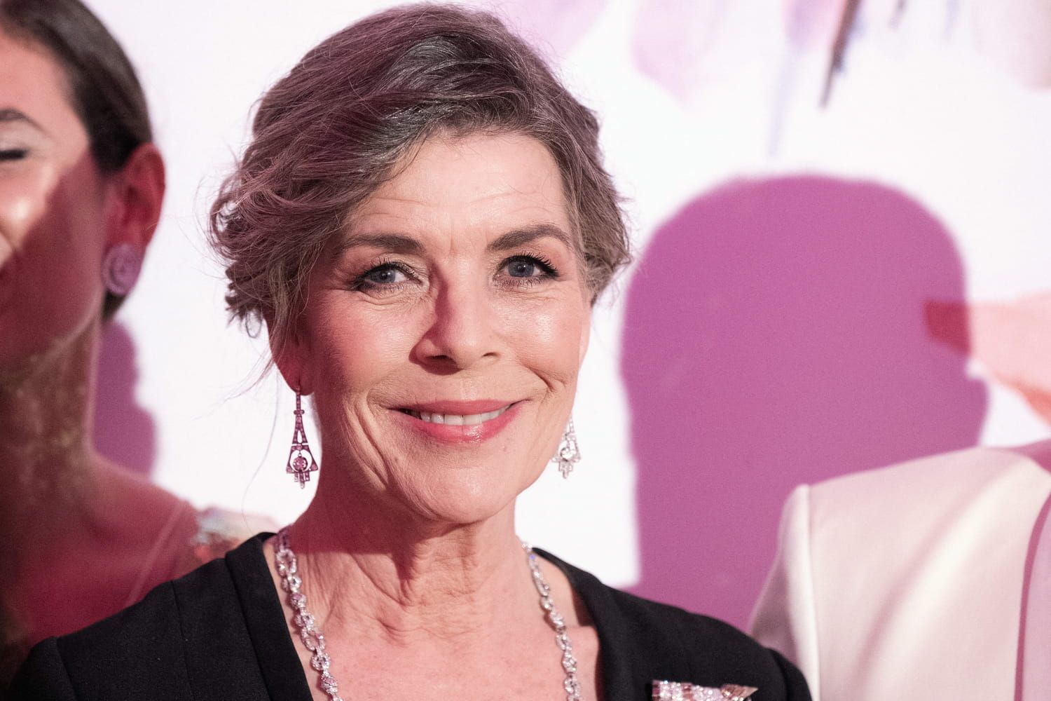 A 67 ans, au Bal de la Rose, Caroline de Monaco prouve qu'on peut porter un maquillage scintillant après 60 ans