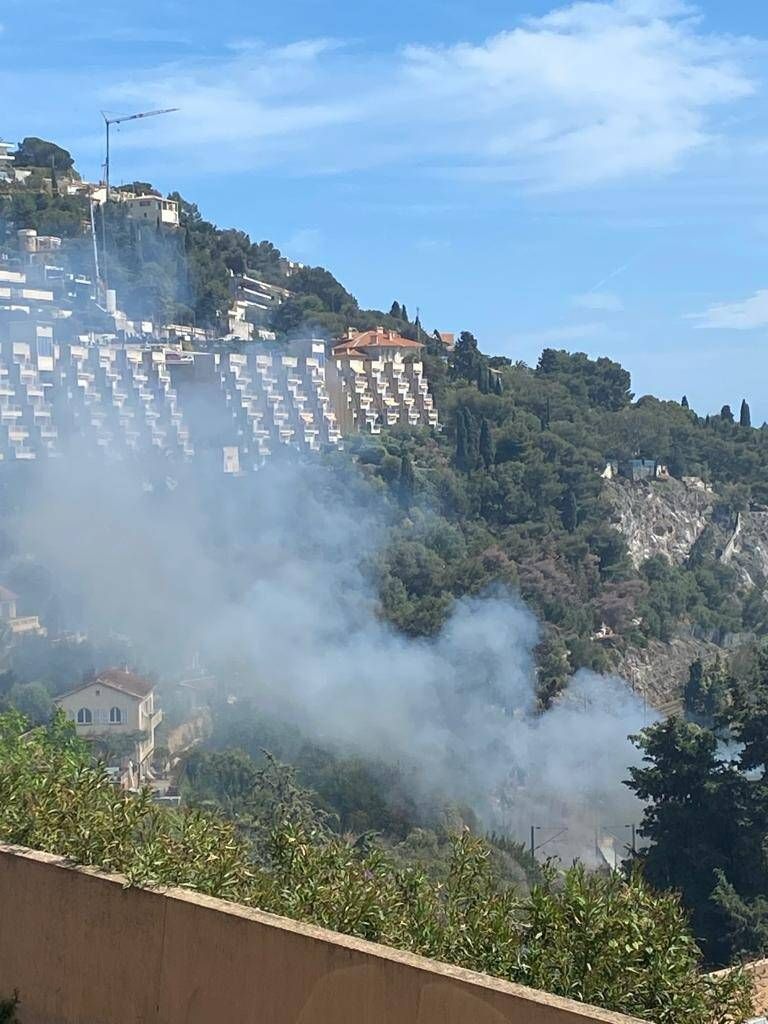 Un cabanon détruit par les flammes et huit personnes évacuées à Roquebrune-Cap-Martin