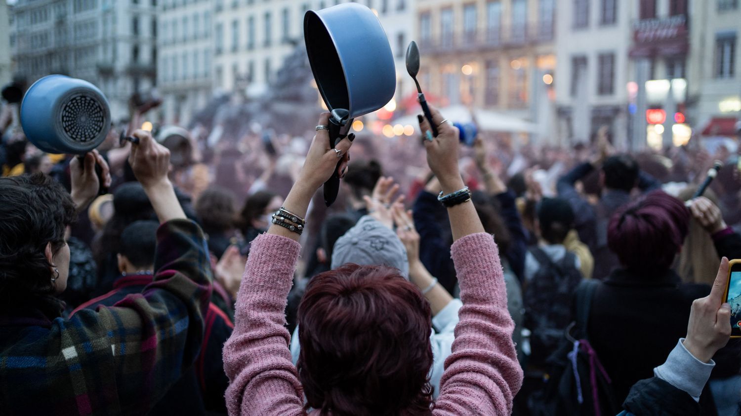 Casserolades : qui sont les manifestants qui suivent le président de la République et les membres du gouvernement en tapant sur des casseroles ?