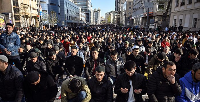 莫斯科突現百萬穆斯林禱告 令俄羅斯居民震驚