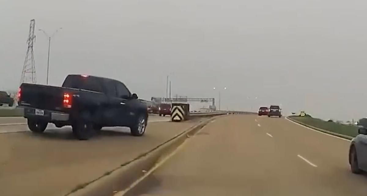 VIDEO - Ce pick-up se trompe de sortie, il revient sur l’autoroute de la pire des manières