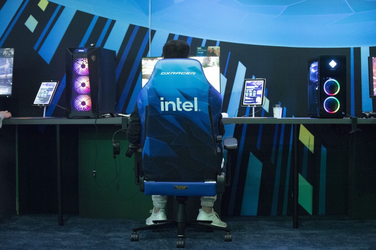 Intel Gives Weak Forecast in Sign That Turnaround Is Slow Going