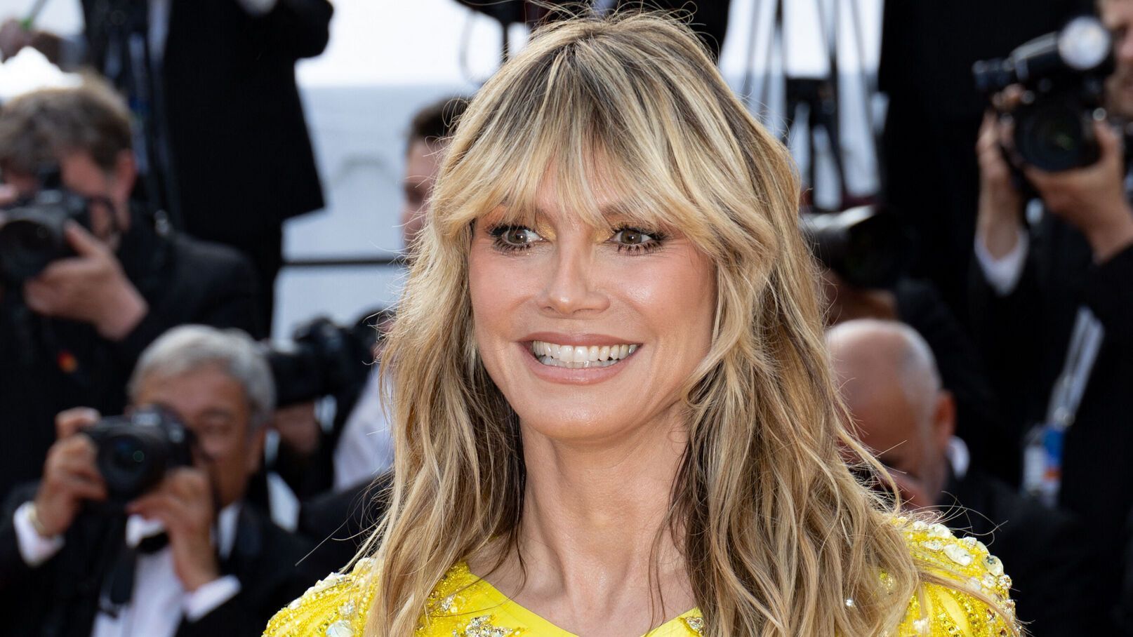 Cannes 2023 : dans une tenue jaune époustouflante, Heidi Klum frôle l'accident de robe sur le tapis rouge