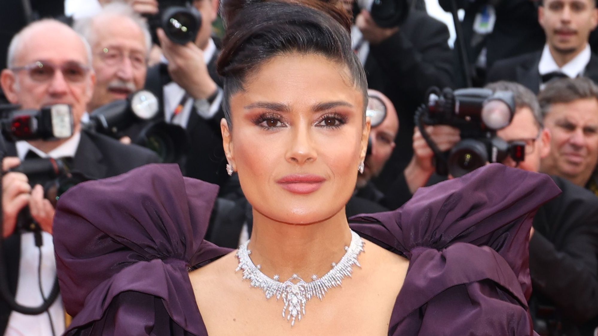 Salma Hayek laisse bouche bée en dévoilant son décolleté pigeonnant dans une incroyable robe pesant 15 kilos