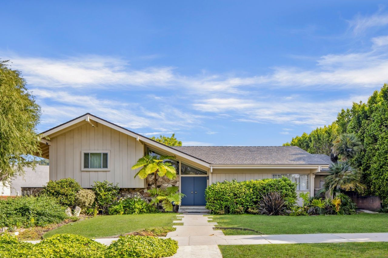 'Brady Bunch' house goes up for sale in Los Angeles