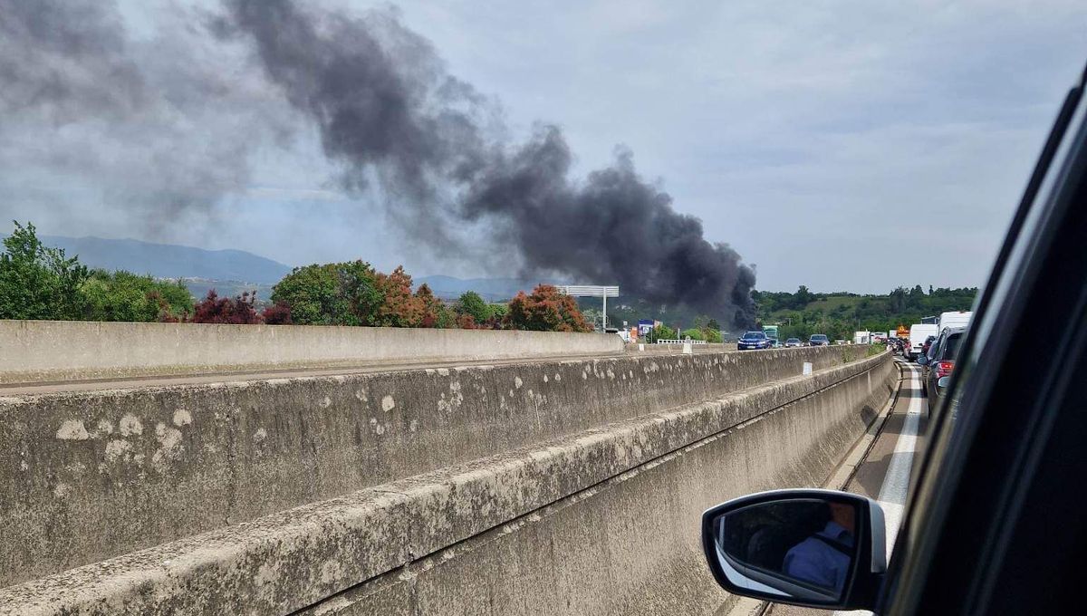 Saint-Rambert d'Albon : un camion en feu sur l'A7, l'autoroute coupée pendant deux heures