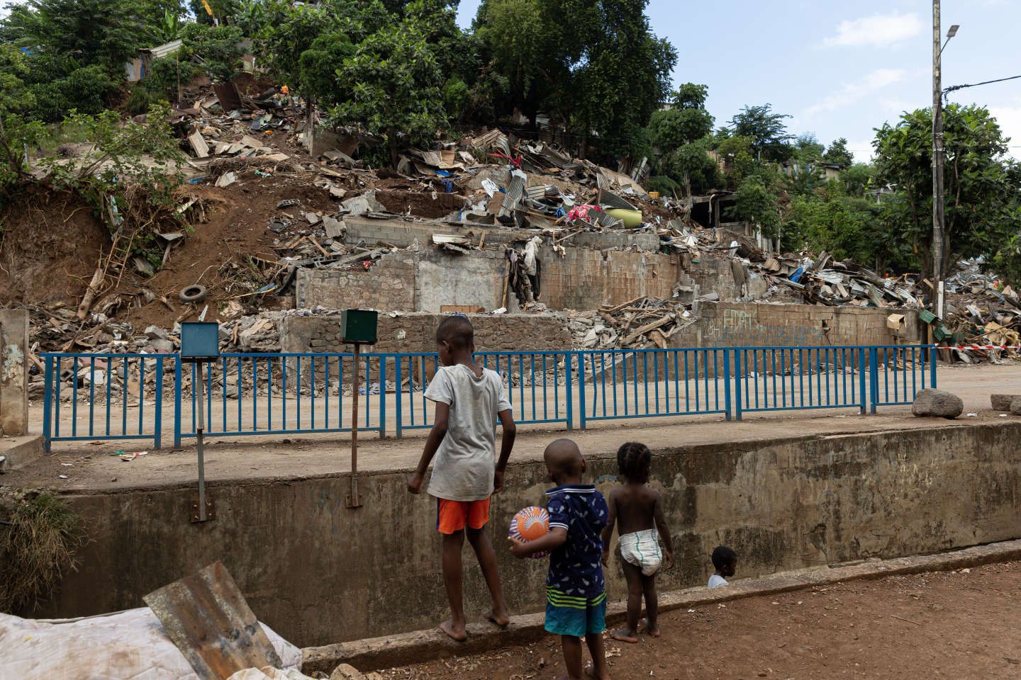 A Mayotte, une première évacuation d’un bidonville dans la résignation : " C’est là que je suis née, que j’ai eu mes enfants "