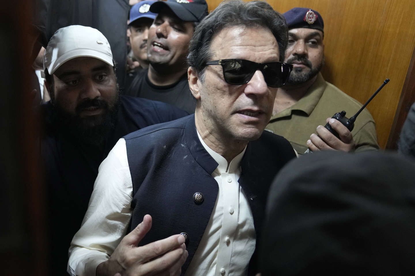 Au Pakistan, Imran Khan, acculé, dépose les armes