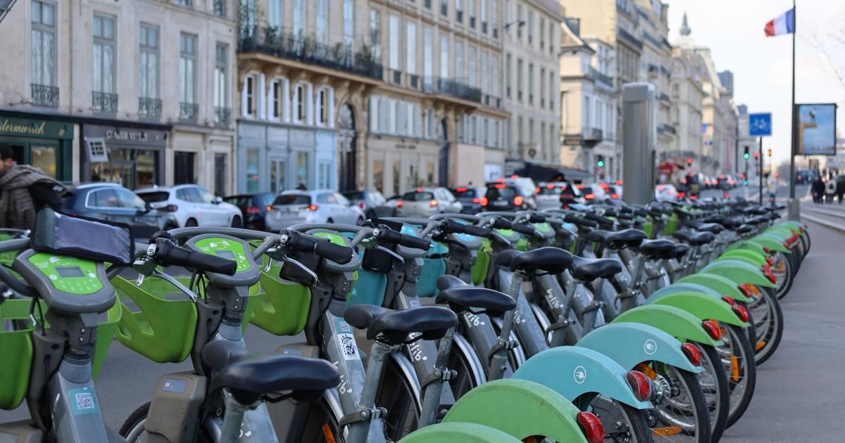 Une affiche anti-avortement collée sur de nombreux Vélib' ce jeudi matin à Paris