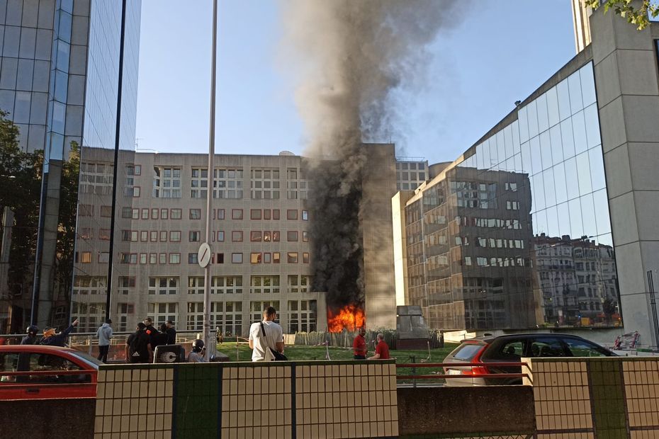 VIDÉO. Les images impressionnantes d'un incendie au cœur de Lyon Part-Dieu