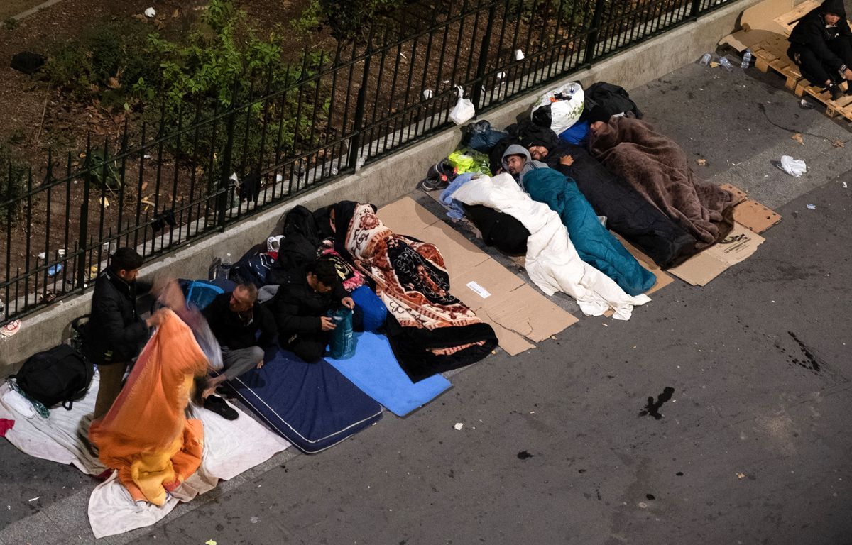 Des migrants évacués d'un ancien hôtel pour laisser place aux sans-abri