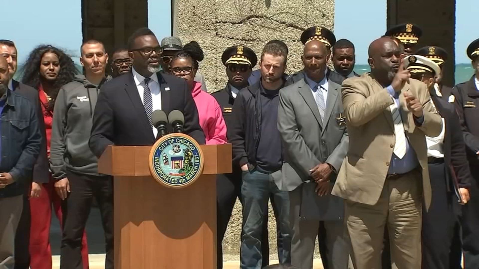 Mayor Johnson, Chicago police unveil safety plan ahead of Memorial Day weekend 2023