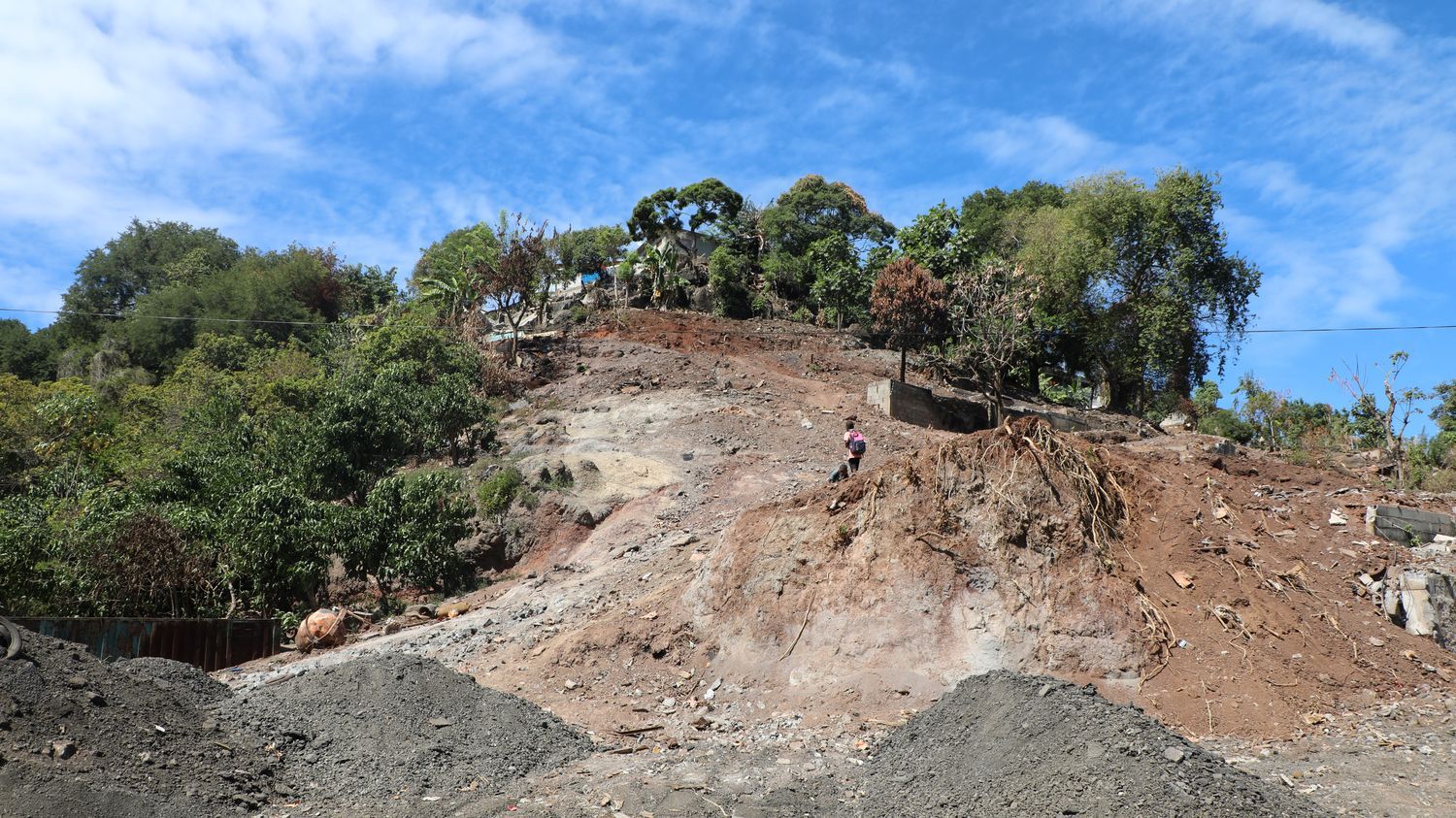 un mois après la démolition du bidonville Talus 2, ses anciens habitants vivent "éparpillés" et "sans espoir"