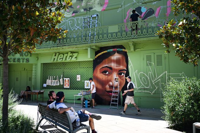 À Vichy, les "street artistes" ont le champ libre sur une friche urbaine devenue objet d'art