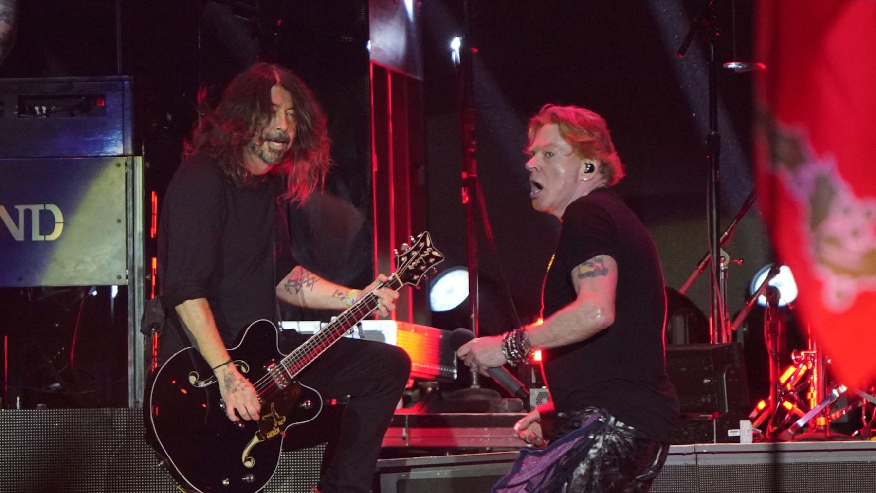 Dave Grohl Joins Guns N' Roses for "Paradise City" at Glastonbury