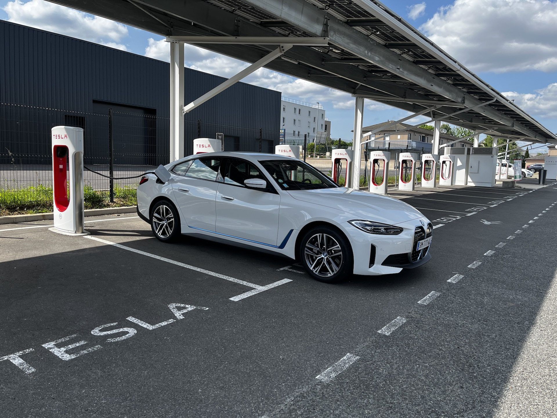 BMW i4 : 1 000 km avec la berline électrique, ça donne quoi ?