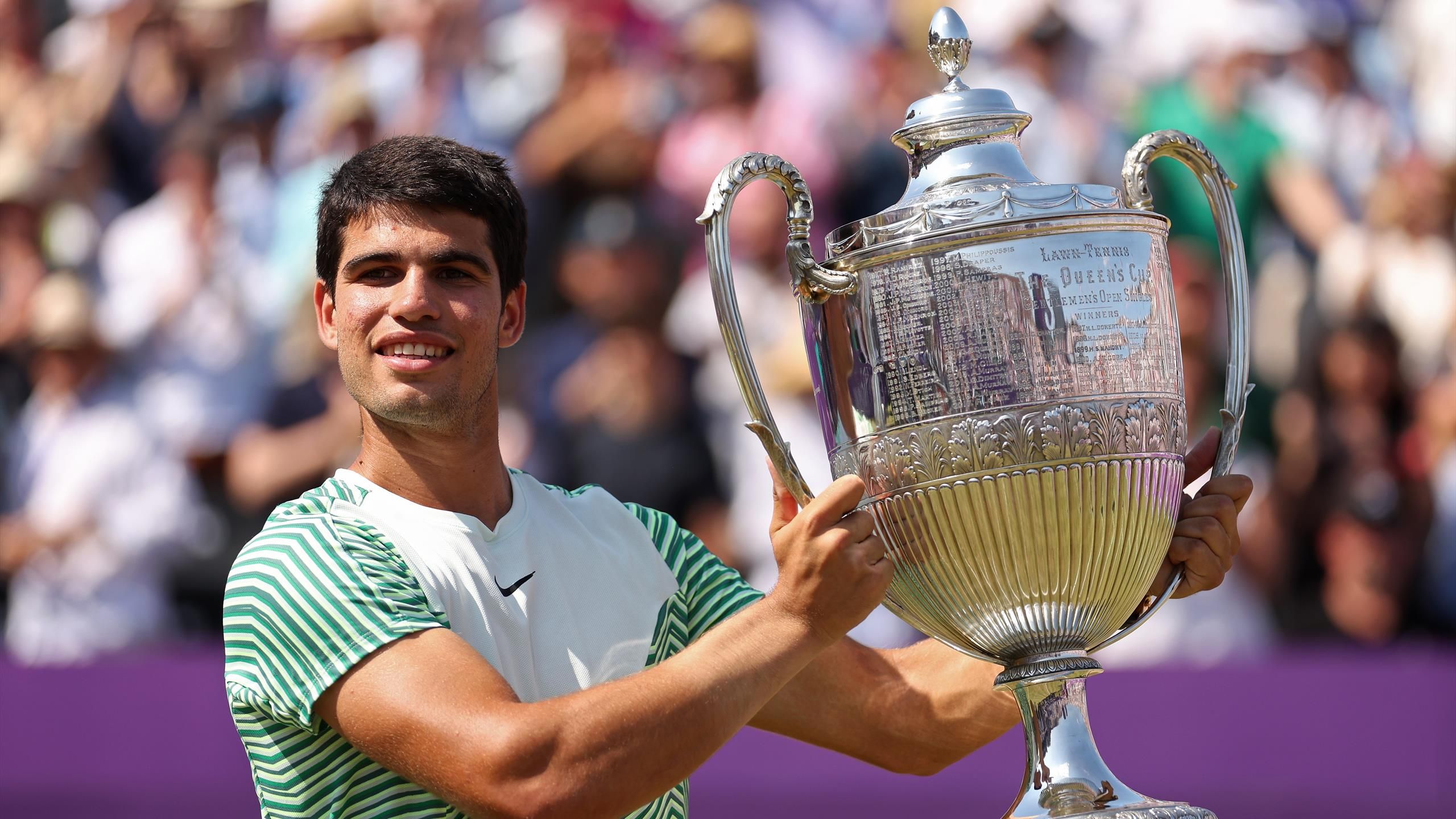 Un message pour Novak Djokovic avant Wimbledon : Carlos Alcaraz remporte le Queen's et repasse n°1 mondial ATP