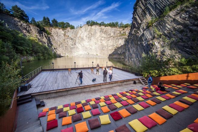 Dans le Puy-de-Dôme, le festival du volcan de Montpeloux, qui a lieu dans un cratère, revient durant tout l'été