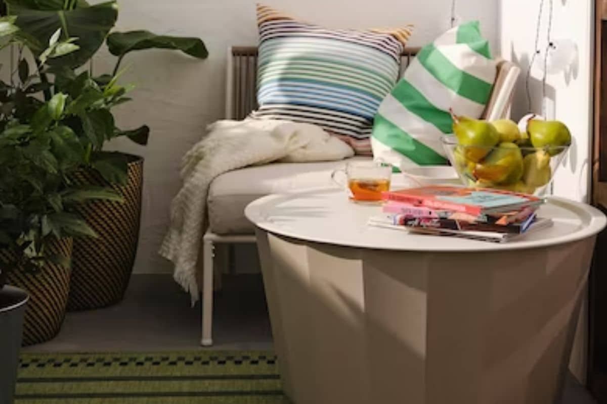 Cette table de balcon Ikea peut également servir de meuble de rangement ! Idéal pour les espaces de petite taille