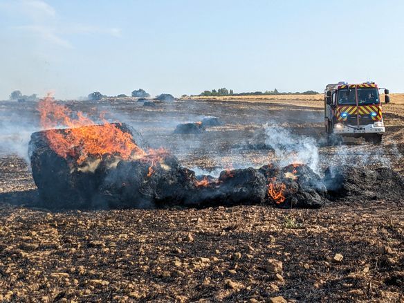 À Gron, 22 hectares de paille et deux engins ont brûlé pour un préjudice de plusieurs centaines de milliers d'euros