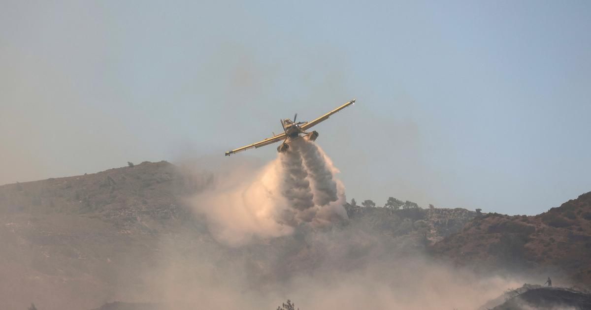 Incendies en Grèce : un avion bombardier d'eau s'écrase en luttant contre les flammes