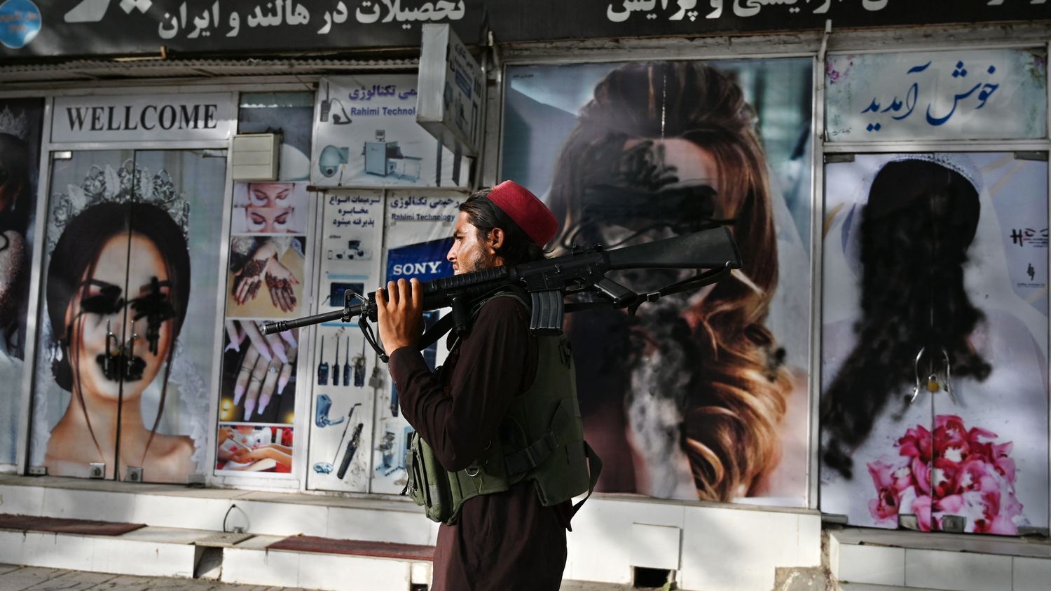 Afghanistan : en fermant les salons de beauté, "on efface les femmes de l'espace public", se désole la fondatrice d'une radio à destination des femmes