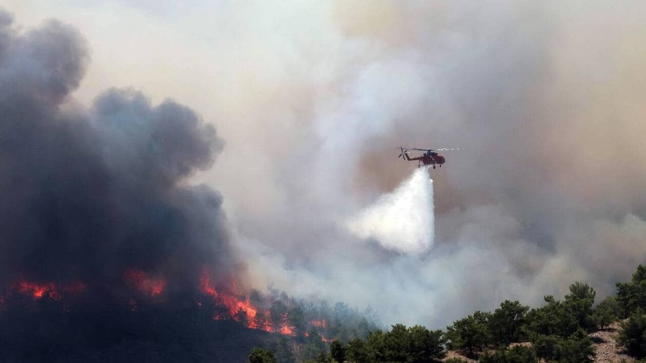 Incendies en Grèce : trois morts et des critiques de plus en plus vives sur la gestion de la crise