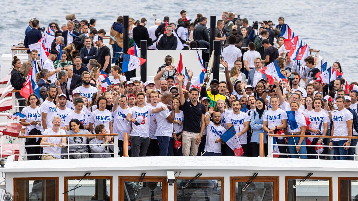 " Moment magique ", " chair de poule "… Les Bleus en balade sur la Seine un an avant les JO 2024 de Paris