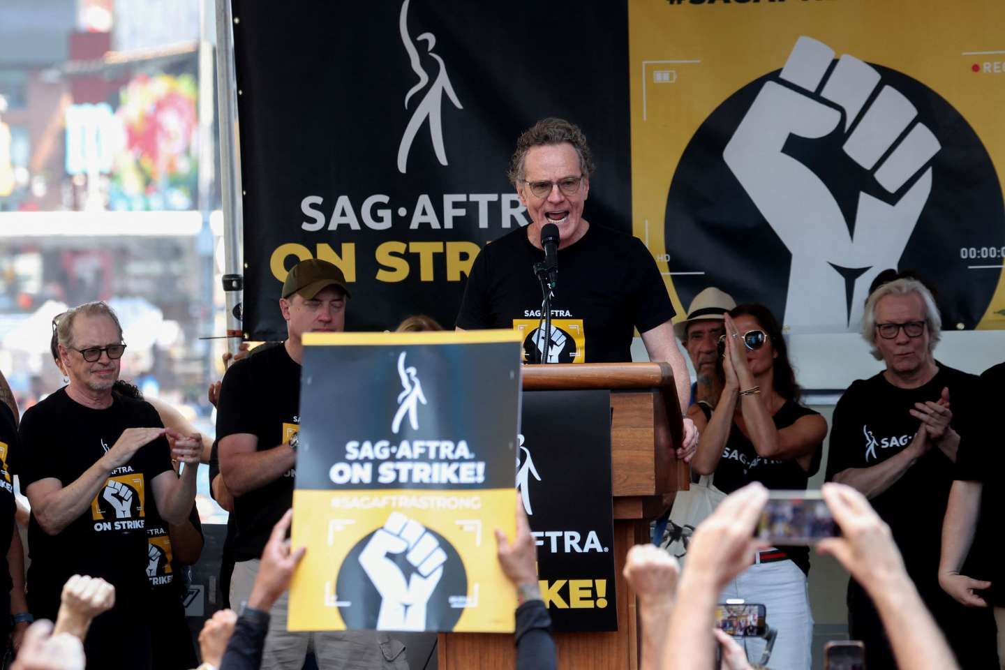 Plusieurs stars d’Hollywood manifestent leur soutien à la grève des acteurs sur Times Square