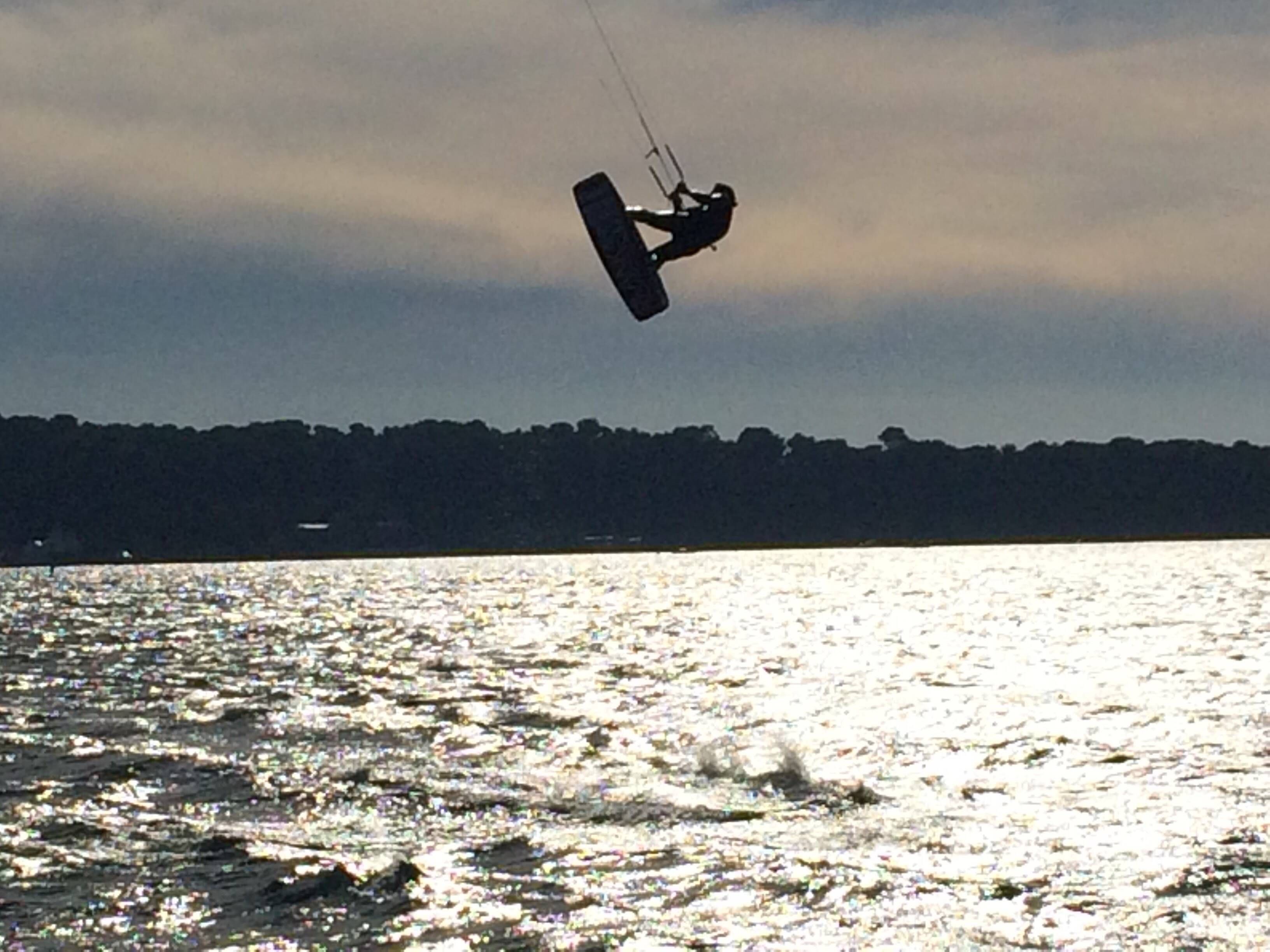 Un adepte du kitesurf se crashe contre les rochers à Cannes